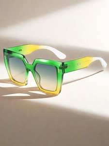 Vue détaillée des lunettes de soleil carrées dégradées avec code produit sur la branche