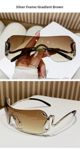 Details von silbernen schlangenförmigen Wellenbügeln an randloser Y2K Sonnenbrille mit Verlauf