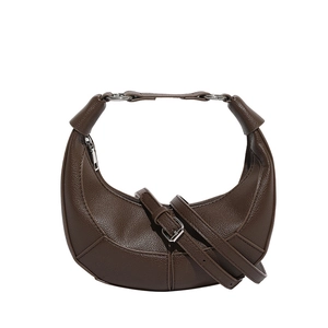 Sac demi-lune marron foncé en cuir grainé avec des finitions en métal argenté brillant
