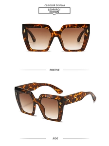Vue détaillée de lunettes de soleil carrées à motif léopard avec verres dégradés marron