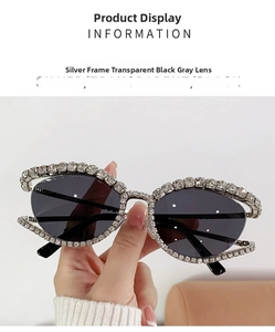 Détail de la monture de lunettes argentée avec strass denses et verres gris foncé