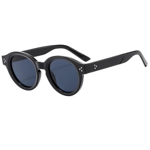 Klassische ovale schwarze Sonnenbrille mit dickem Rahmen und silbernen Dreifach-Nieten