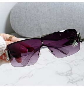 Gros plan de lunettes de soleil carrées sans monture avec verres dégradés violets et métal