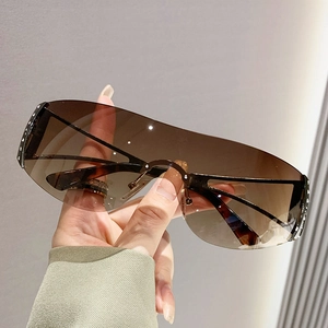 Lunettes de soleil Y2K sans monture avec verres dégradés marron et détails en cristaux