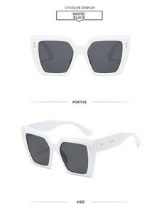 Vue avant et latérale de lunettes de soleil carrées blanches avec détails dorés chic