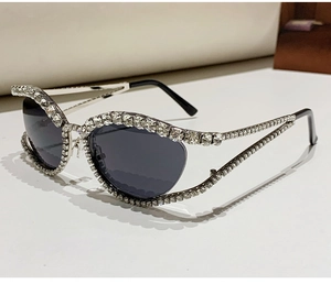 Détails de lunettes de soleil œil-de-chat de luxe serties de strass et verres foncés