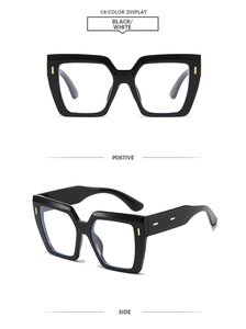 Vue de face et de profil de lunettes de soleil carrées noires aux accents dorés