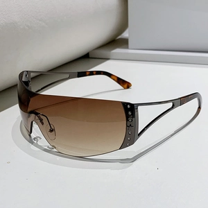 Lunettes de soleil shield Y2K sans monture avec verres dégradés et étoiles en strass