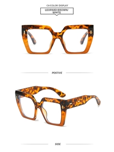Vues de face et de côté de lunettes vintage à monture carrée léopard brun de luxe