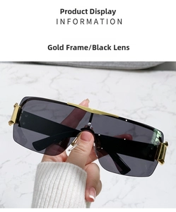Détail de lunettes de soleil Y2K demi-cerclées avec monture dorée et verres gris foncé
