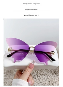 Détail de lunettes papillon à dégradé violet avec monture dorée et strass brillants