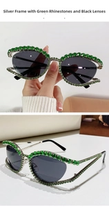 Détail de lunettes de soleil œil-de-chat argentées avec strass verts et verres sombres