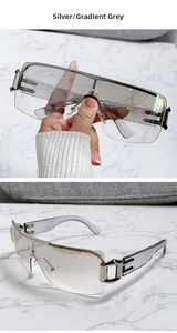 Détail de lunettes Y2K argentées avec verres dégradés gris et branches évidées