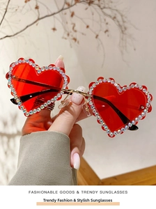 Détail de lunettes de soleil cœur sans monture avec strass étincelants et branches métal