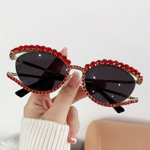 Lunettes de soleil de luxe en métal avec verres noirs ovales et monture ornée de strass rouges