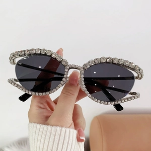 Lunettes de soleil oversize tendance avec cadre évidé argenté et strass pavés