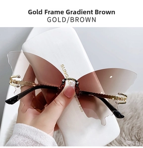 Détail de lunettes de soleil papillon sans monture avec cadre doré et verres dégradés