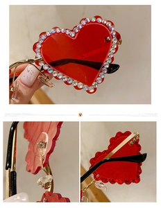 Vue détaillée de lunettes de soleil coeur rouge sans monture avec strass brillants