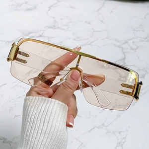 Lunettes de soleil Y2K carrées à demi-monture avec cadre en métal doré et verres champagne