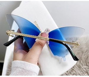Gros plan sur les lunettes papillon sans monture avec branches en métal doré tressé