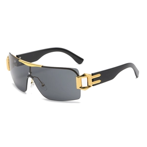 Lunettes de soleil carrées Y2K avec verres gris et accents métalliques dorés