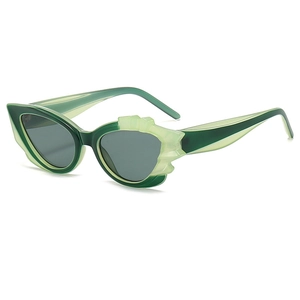 Grüne Cateye-Sonnenbrille mit Blumen-Flammen-Rahmen für trendigen Streetwear-Look