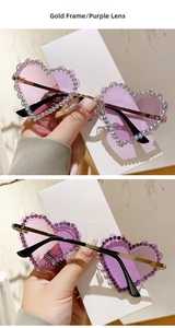 Détail de lunettes de soleil cœur sans monture avec verres violets et strass brillants
