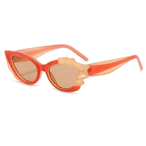 Modische Cat-Eye-Sonnenbrille mit orangefarbenem Farbverlauf und Flügeldetails