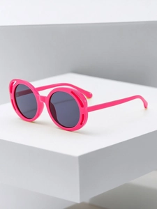 Détail de lunettes de soleil rondes rose bonbon avec cadre évidé multicouche