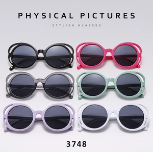 Détail de six lunettes de soleil rondes vintage aux couleurs bonbon avec monture ajourée
