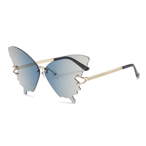Lunettes papillon sans monture avec verres dégradés bleu-gris et branches chaîne dorée