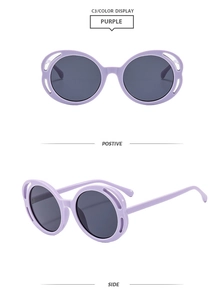 Vues détaillées de face et de profil de lunettes de soleil rondes violettes ajourées