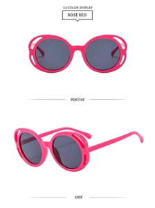 Vues de face et de côté de lunettes de soleil rondes évidées rose rouge au design de pétale