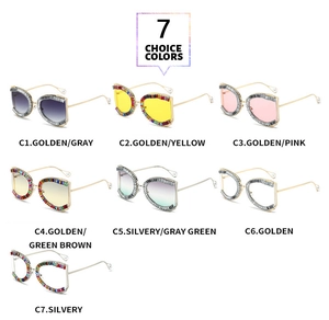 Detailansicht von 7 Farbvarianten der quadratischen Oversize-Sonnenbrille mit Strasssteinen