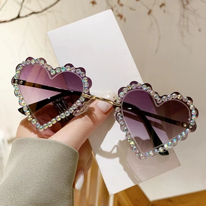 Lunettes de soleil cœur sans monture avec strass arc-en-ciel et verres dégradés