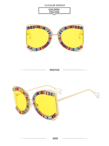 Details einer eckigen Gold-Sonnenbrille mit bunten Strasssteinen und Perlenbügeln