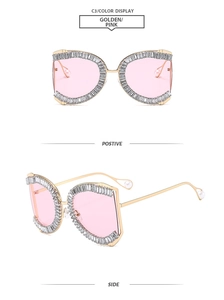 Details einer quadratischen goldenen Sonnenbrille mit Kristallbesatz und rosa Gläsern