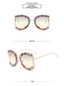Detail einer luxuriösen quadratischen Gold-Metallsonnenbrille mit bunten Strasssteinen