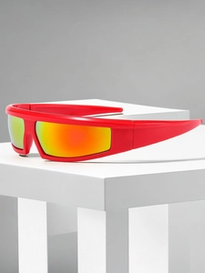 Detail einer roten Sport-Sonnenbrille mit orange verspiegelten Gläsern auf weißem Podest