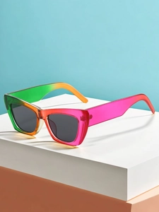 Détail de lunettes de soleil œil-de-chat carrées avec monture dégradé arc-en-ciel