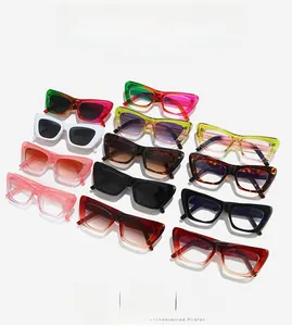 Détail montrant une gamme de lunettes de soleil œil-de-chat carrées colorées