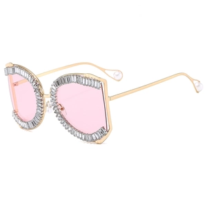 Luxuriöse Oversize-Sonnenbrille mit goldenem Metallrahmen, rosa Gläsern und Kristallen