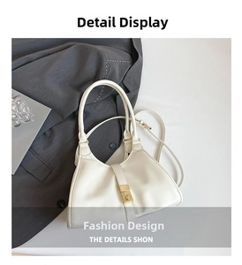 Détail du sac sous le bras en cuir blanc avec fermoir doré et finitions de couture