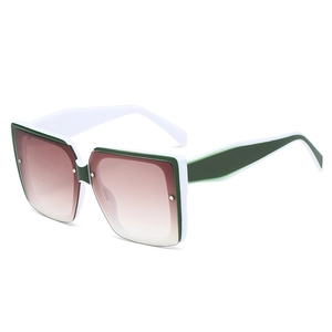 Fashionable square contrast color sunglasses with large frames and gradient brown lenses