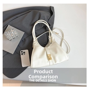 Vue détaillée du sac cabas en simili cuir blanc cassé avec boucle dorée sur un blazer gris