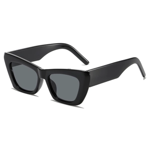 Lunettes de soleil œil de chat carrées à monture noire épaisse et verres gris foncé
