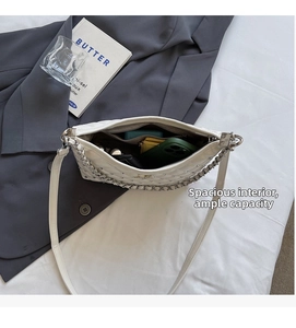 Vue de dessus montrant l'intérieur spacieux et les poches du sac blanc matelassé