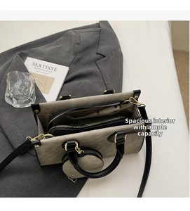 Détail du compartiment intérieur spacieux et des ferrures dorées du sac cabas gris chiné