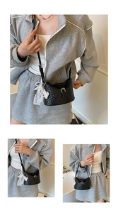 Détails du sac seau tressé noir avec nœud en dentelle, perle et boucle métallique