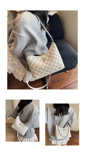 Détail du sac demi-lune blanc matelassé avec clous argentés et étoile en cristal
